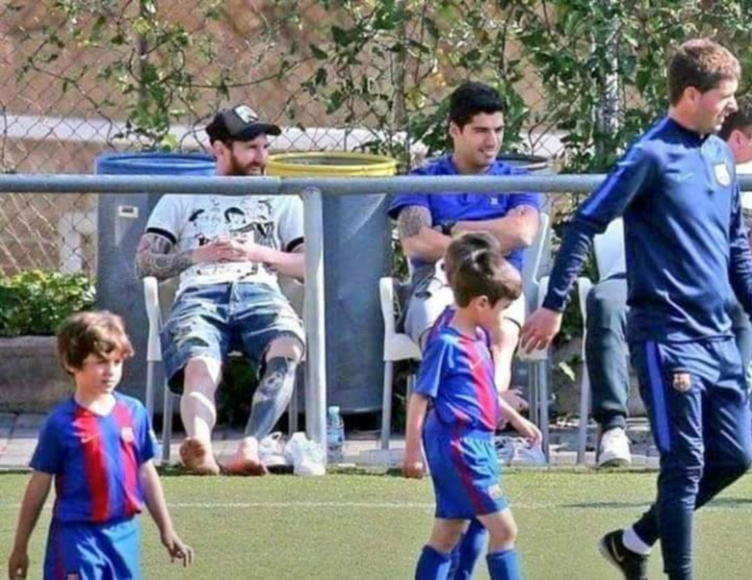 La imagen de Messi y Suárez viendo el partido. 