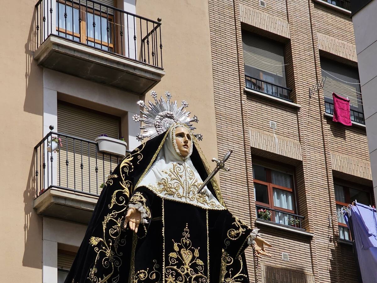 La Virgen de los Dolores estrena manto en una multitudinaria procesión de las Siete Palabras en Barbastro