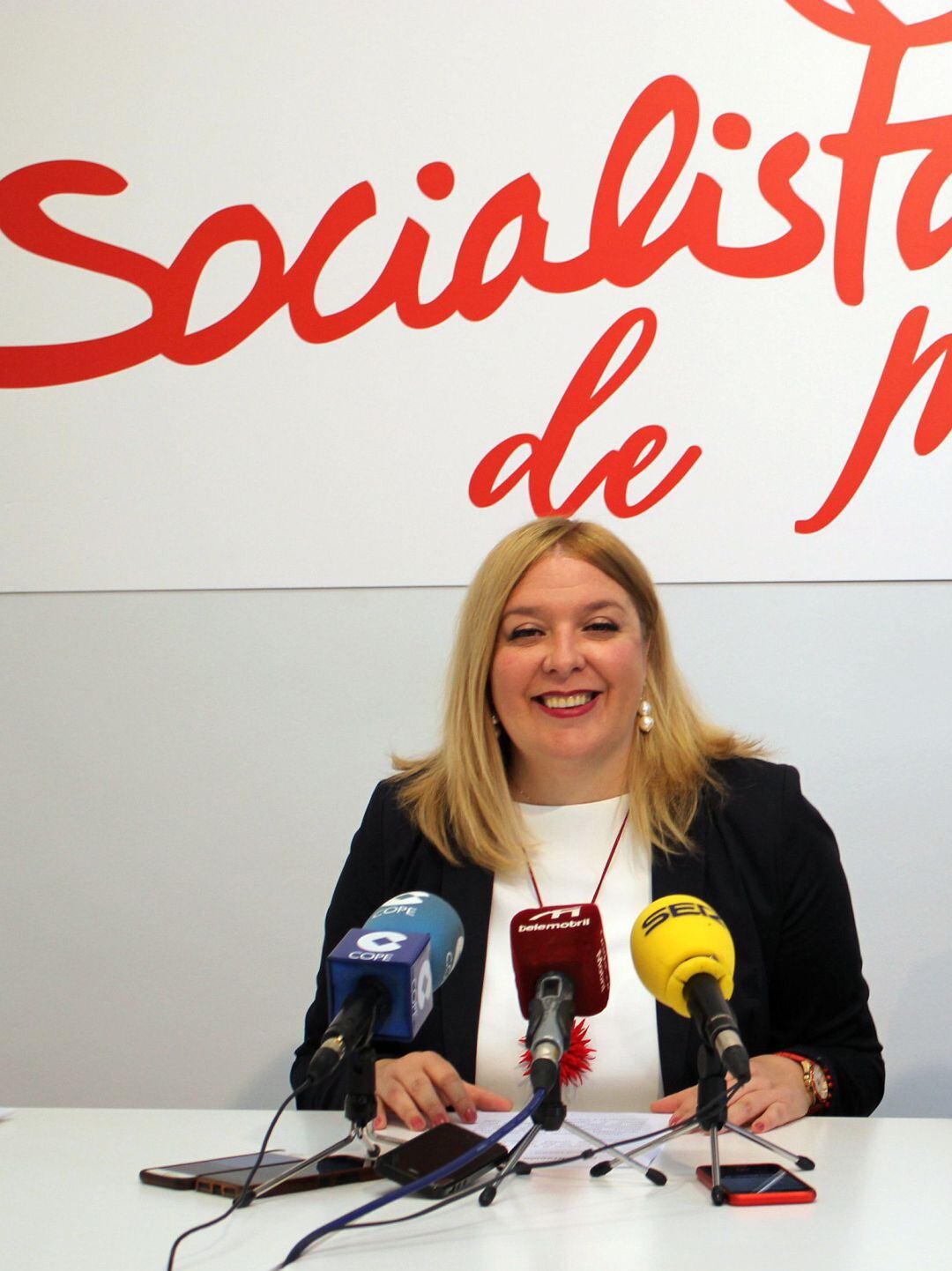 La alcaldesa en funciones, Flor Almón, y candidata socialista