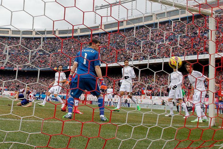 Casillas ve cómo la pelota se mete en su portería en el último derbi en el Calderón