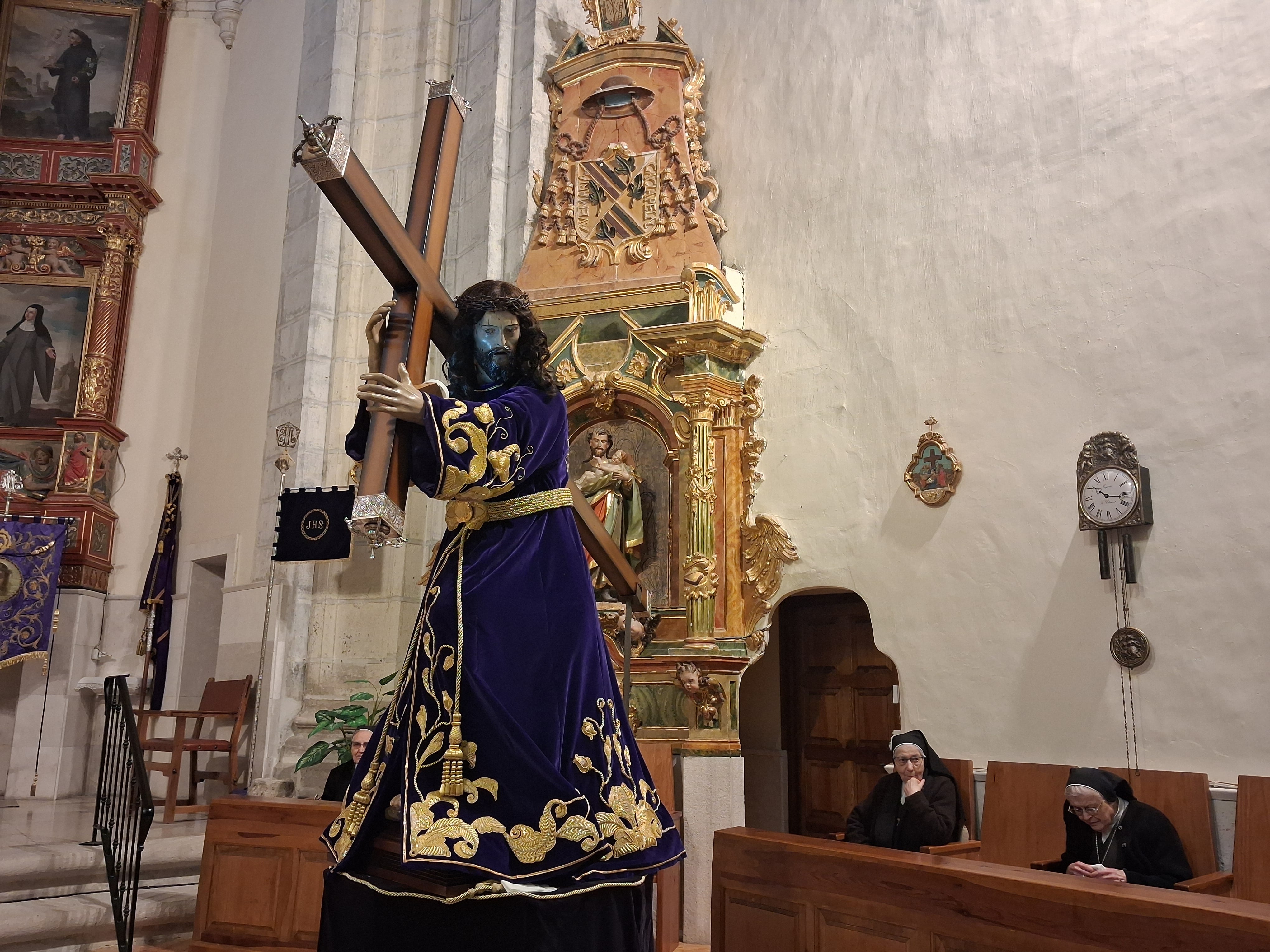 Nuestro Padre Jesús Nazareno con la túnica nueva realizada por Azucena Fraile