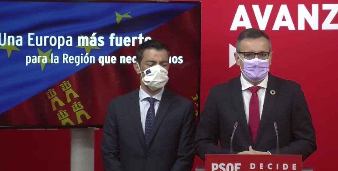 El eurodiputado Marcos Ros y el secretario general del PSRM-PSOE Diego Conesa durante la rueda de prensa