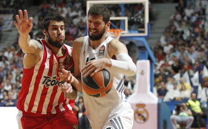 Mirotic pelea por el balón