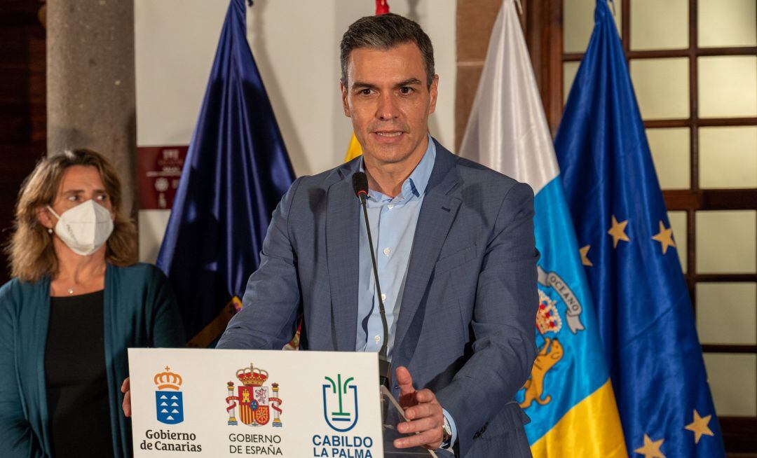 El presidente del Gobierno, Pedro Sánchez, durante una rueda de prensa junto al presidente del Cabildo de la Palma, Mariano Hernández Zapata, en el Palacio Zalazar.