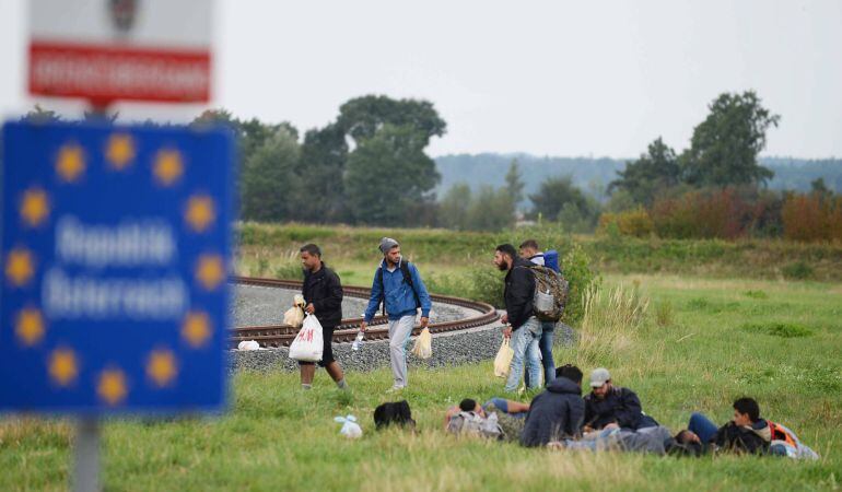 Refugiados aguardan en la frontera entre Hungría y Austria, en Heiligenkreuz (Austria)