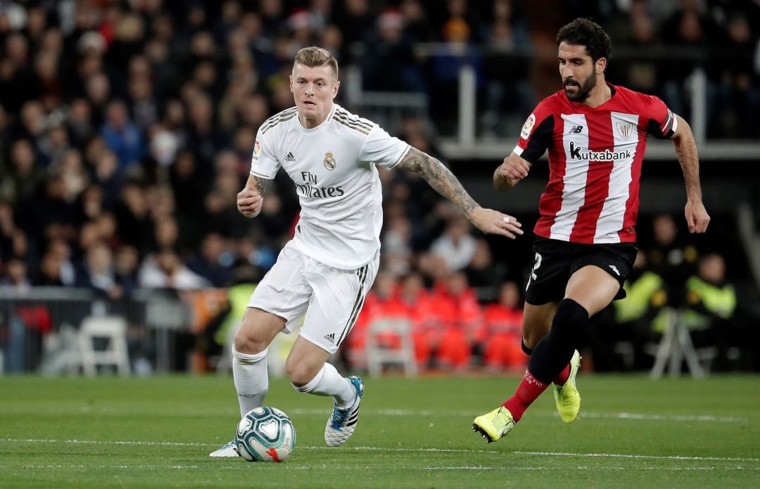 Toni Kroos y Raúl García, en el Bernabéu