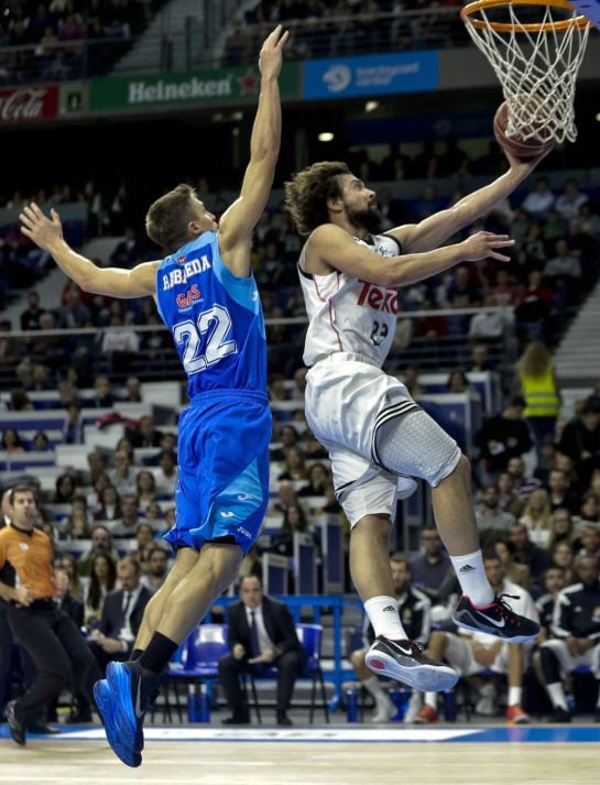 GRA223. MADRID, 07/12/2014.- El base del Real Madrid Sergio Llull (d) entra a canasta ante alero del Estudiantes Xavi Rabaseda (d), durante el partido de la décima jornada de Liga ACB disputado esta tarde en el Palacio de los Deportes. EFE/Emilio Naranjo