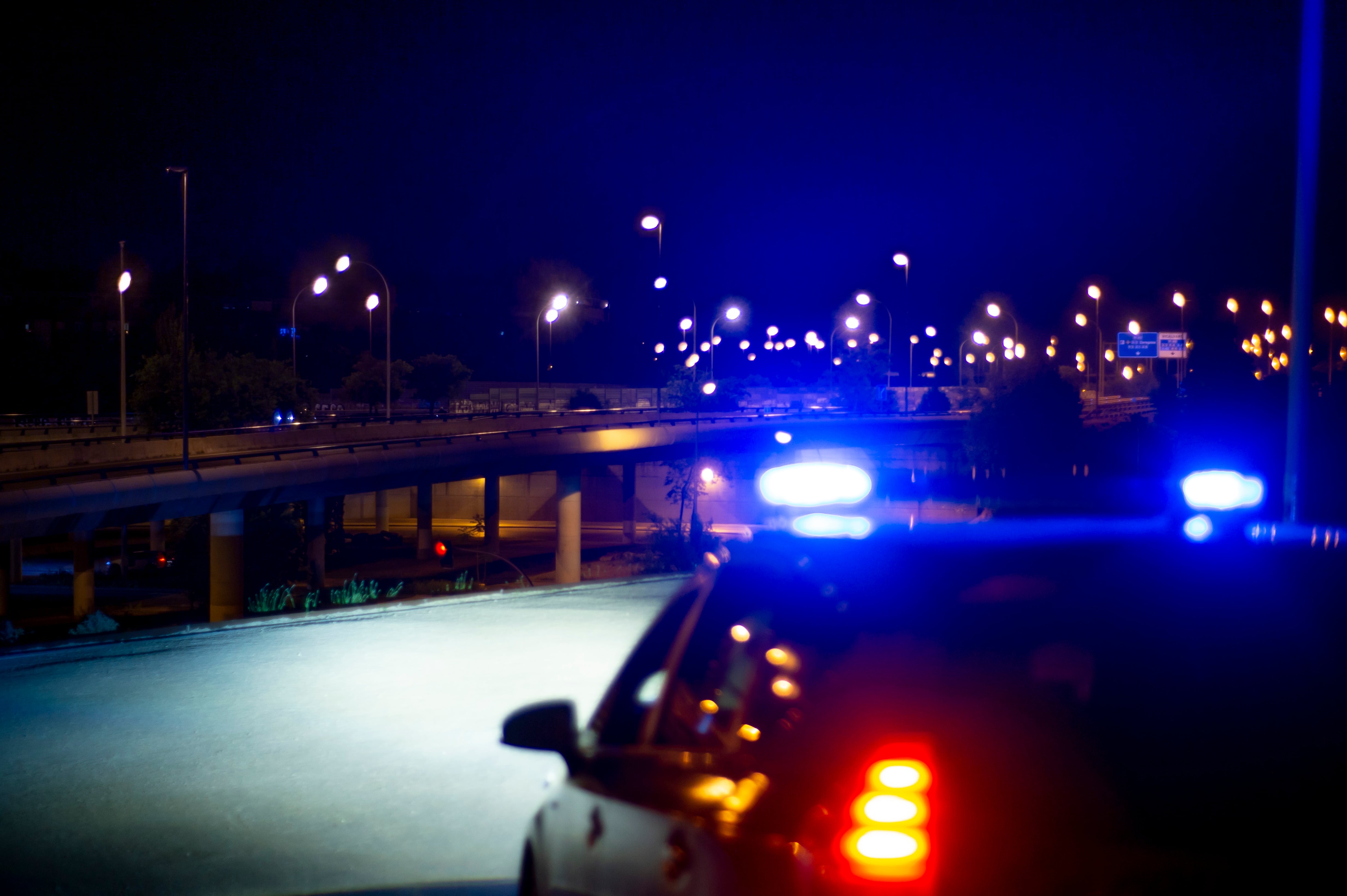 Imagen de archivo de un vehículo de la Policía Nacional durante una patrulla nocturna en Madrid