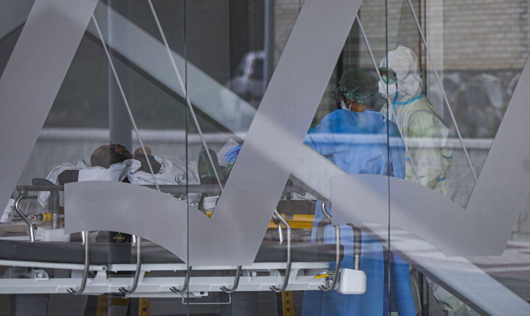 Sanitarios con traje EPI durante el ingreso de un paciente covid-19.