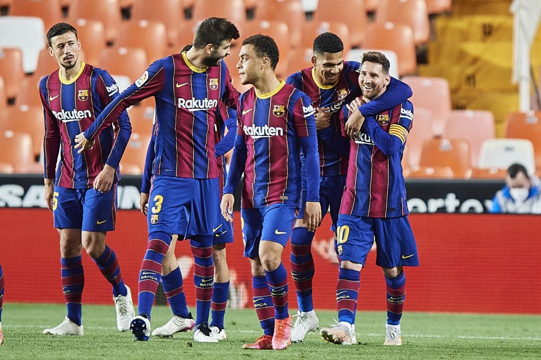 Jugadores del FC Barcelona, ante el Valencia en Liga. 