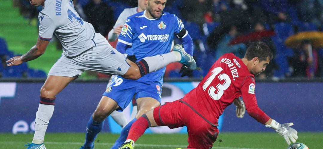 Aitor Fernandez y Jorge Molina pugnan por el balón en al partido Getafe CF - Levante UD 
 
 