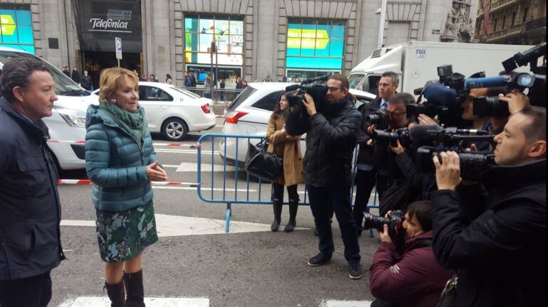 Esperanza Aguirre atiende a los medios en plena Gran Vía