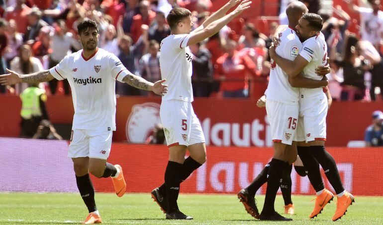 Los jugadores del Sevilla celebran el gol del empate