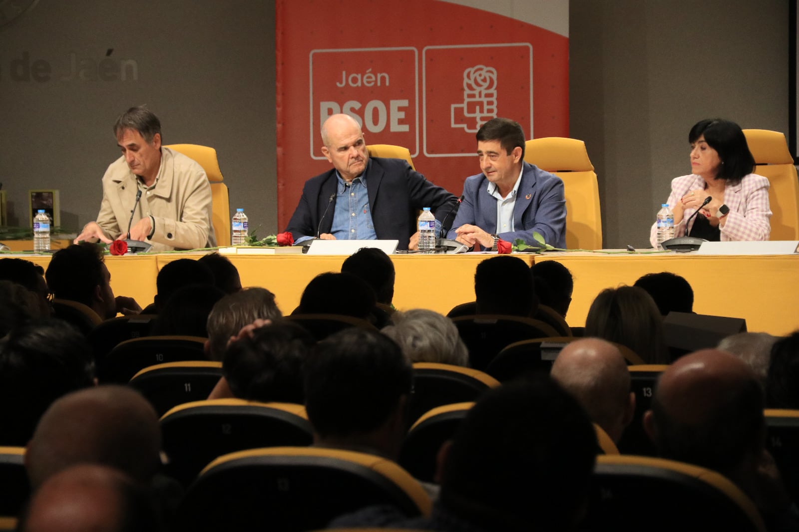 De izqda a dcha, el autor del libro, Salvador Cruz; el expresidente de la Junta, Manuel Chaves; el secretario provincial del PSOE, Paco Reyes, y la presidenta del PSOE Jaén, Paqui Medina.