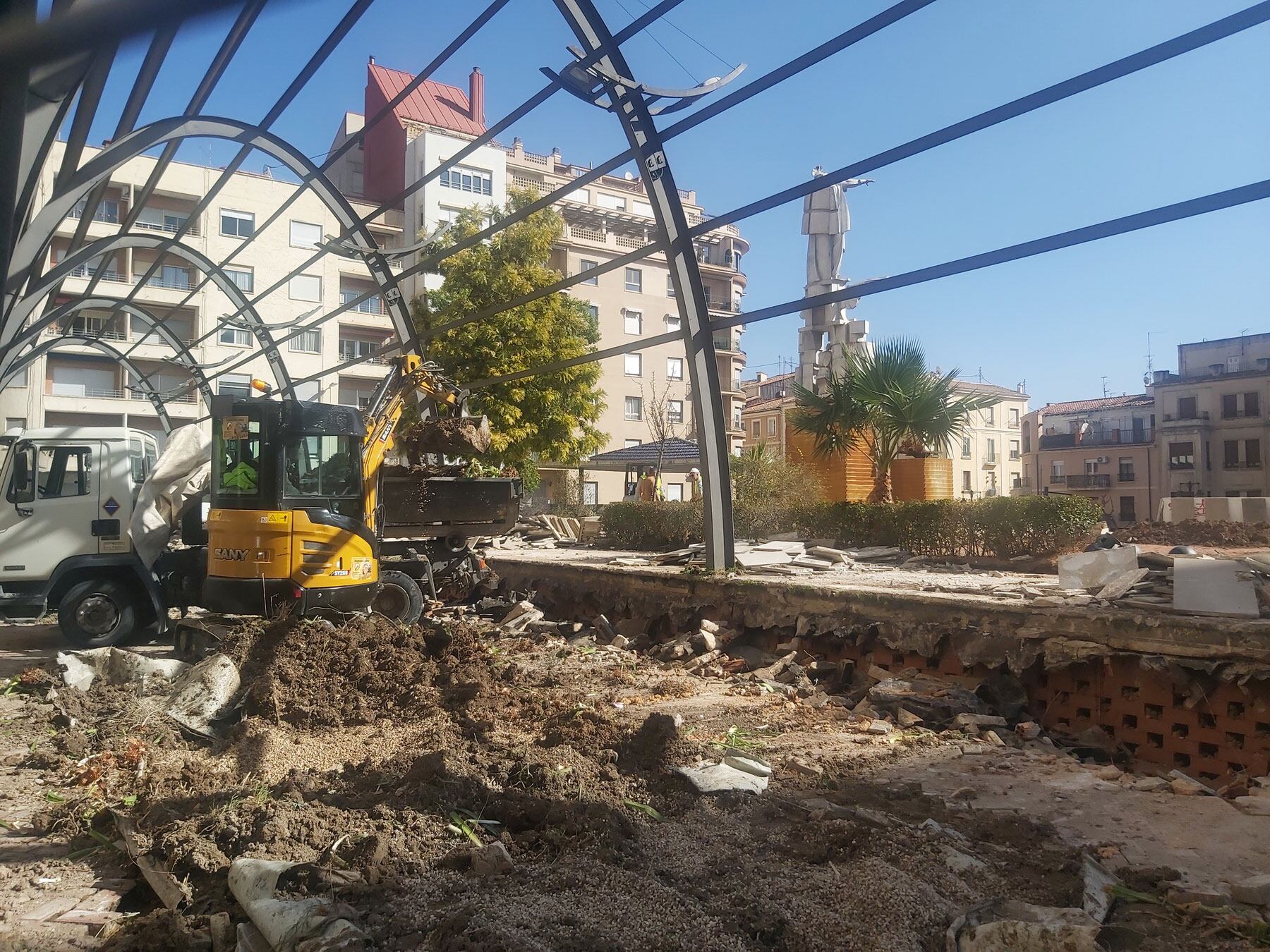 Una imagen de La Rosaleda en la parte superior durante las obras de reforma