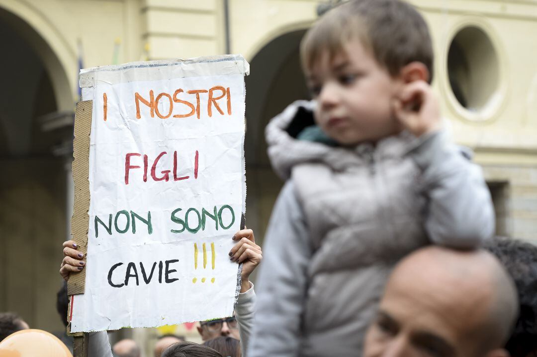 Una de las marchas antivacuna en Italia con una pancarta en la que se lee: &quot;Nuestros hijos no son conejillos de indias&quot;.