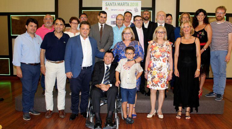 Foto de familia en la cena de conmemoración por Santa Marta