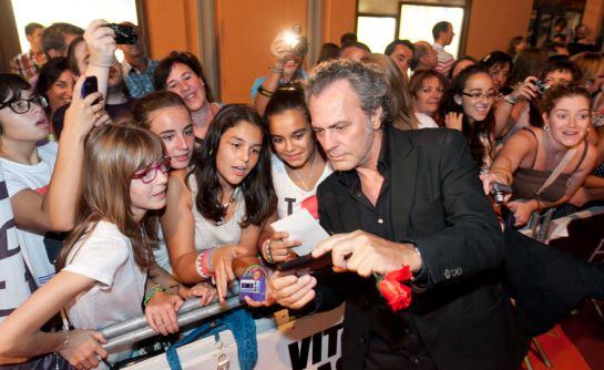 José Coronado se fotografía con los fans en la alfombra del FesTVal