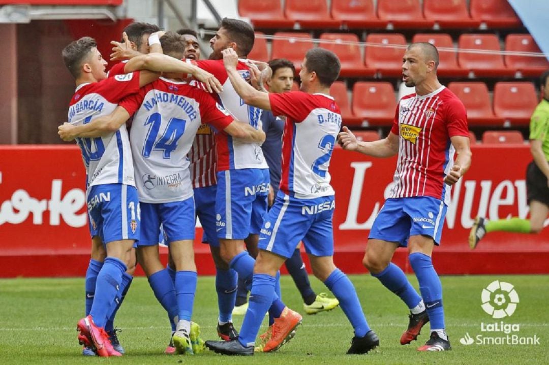 Los jugadores rojiblancos celebran el gol de Nacho Méndez