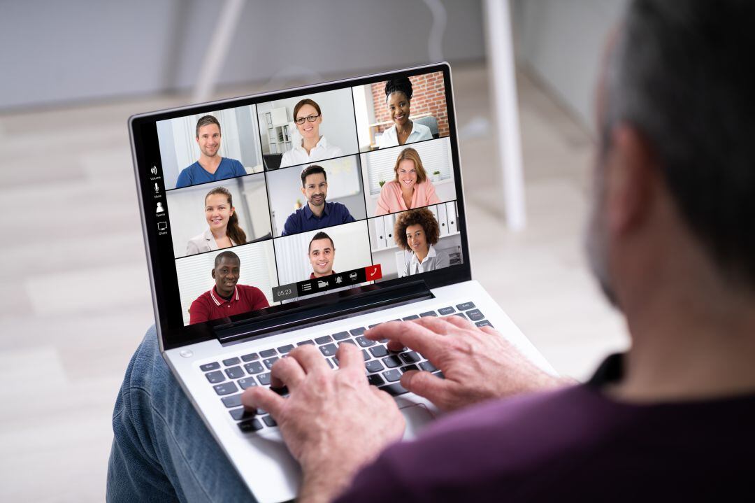 Imagen de recurso de un hombre teletrabajando