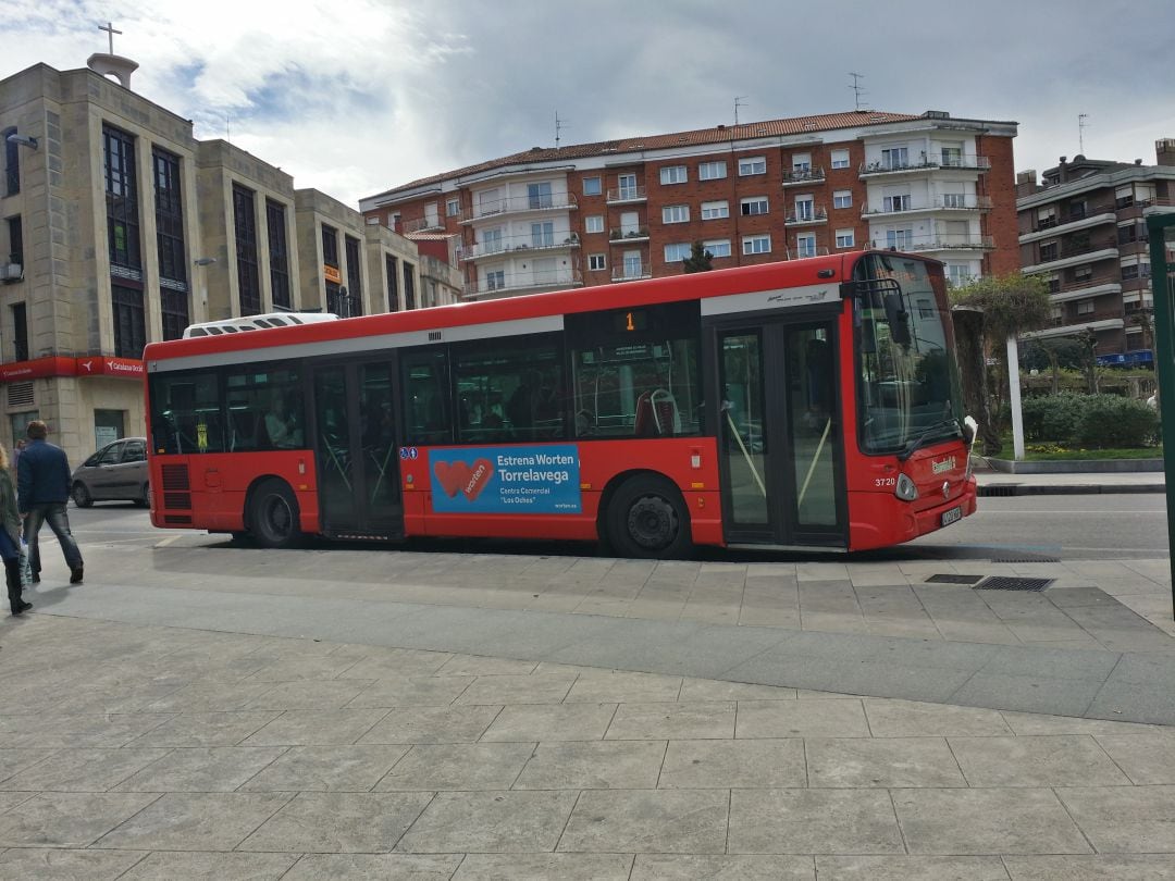 Torrebus en la parada del Boulevard Demetrio Herrero.