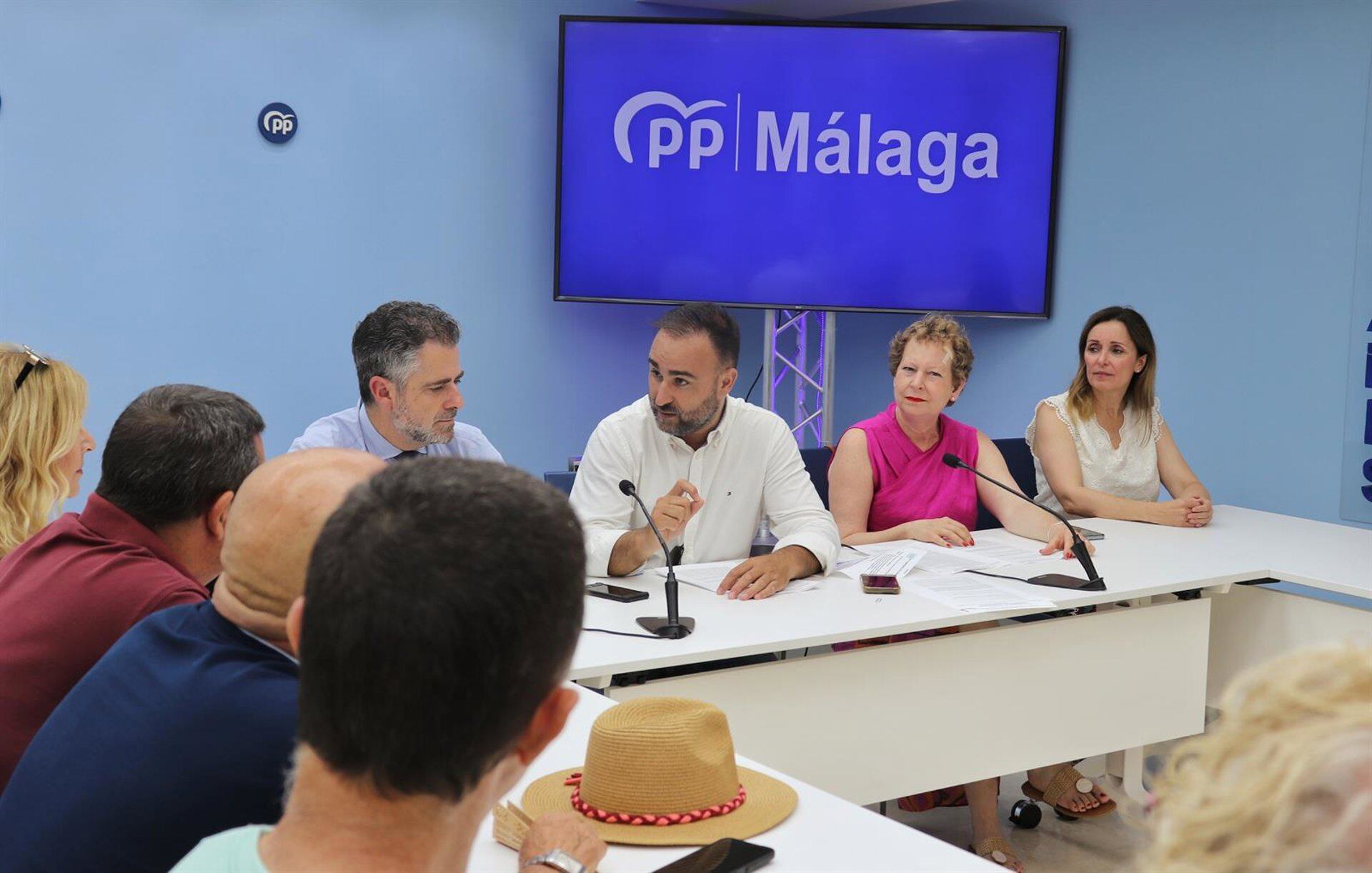 El diputado nacional por el PP de Málaga Mario Cortés, junto al vicesecretario 'popular' y concejal del Distrito Este de Málaga, Carlos Conde