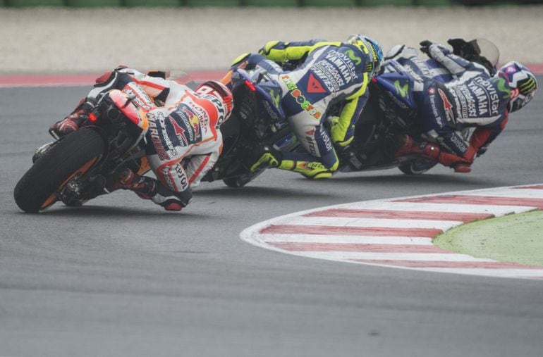 MISANO ADRIATICO, ITALY - SEPTEMBER 13:  Jorge Lorenzo of Spain and Movistar Yamaha MotoGP  leads the field in the MotoGP World Championship race during the San Marino GP at Misano World Circuit on September 13, 2015 in Misano Adriatico, Italy.  (Photo by Mirco Lazzari gp/Getty Images)