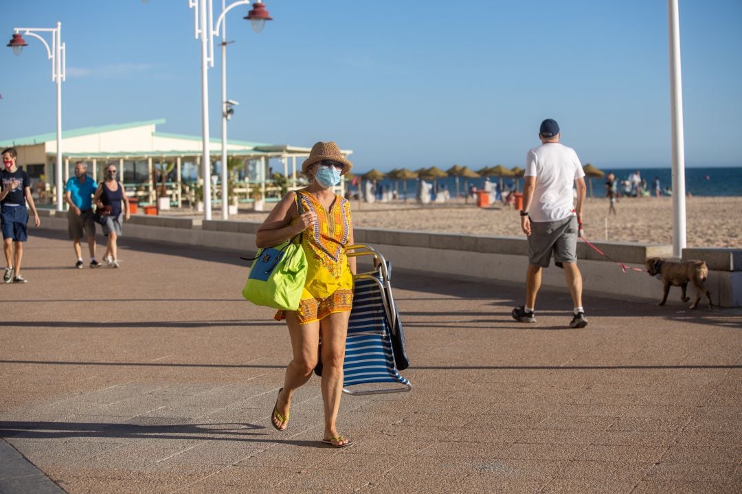 Las cuarentenas internacionales a los turistas hunden el motor económico de España