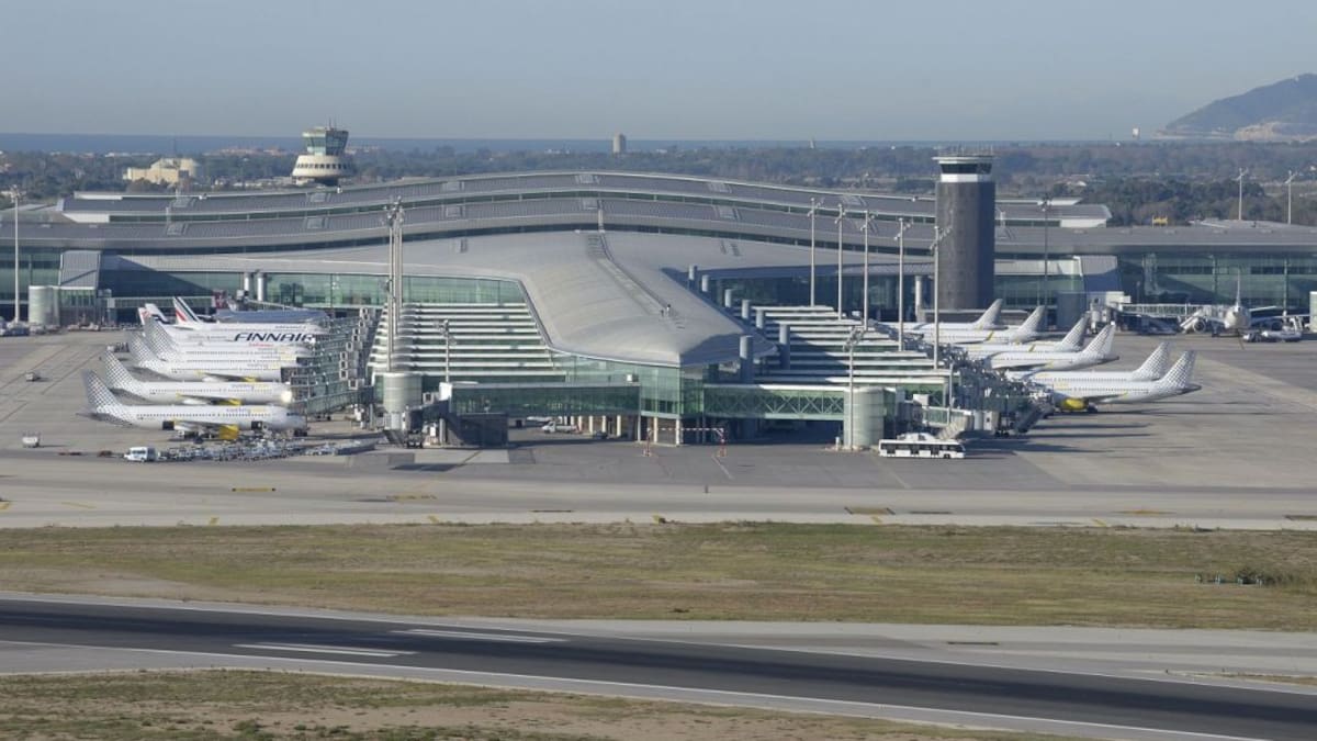 Detingut a l’aeroport de Barcelona un home per fer tocaments a una hostessa
