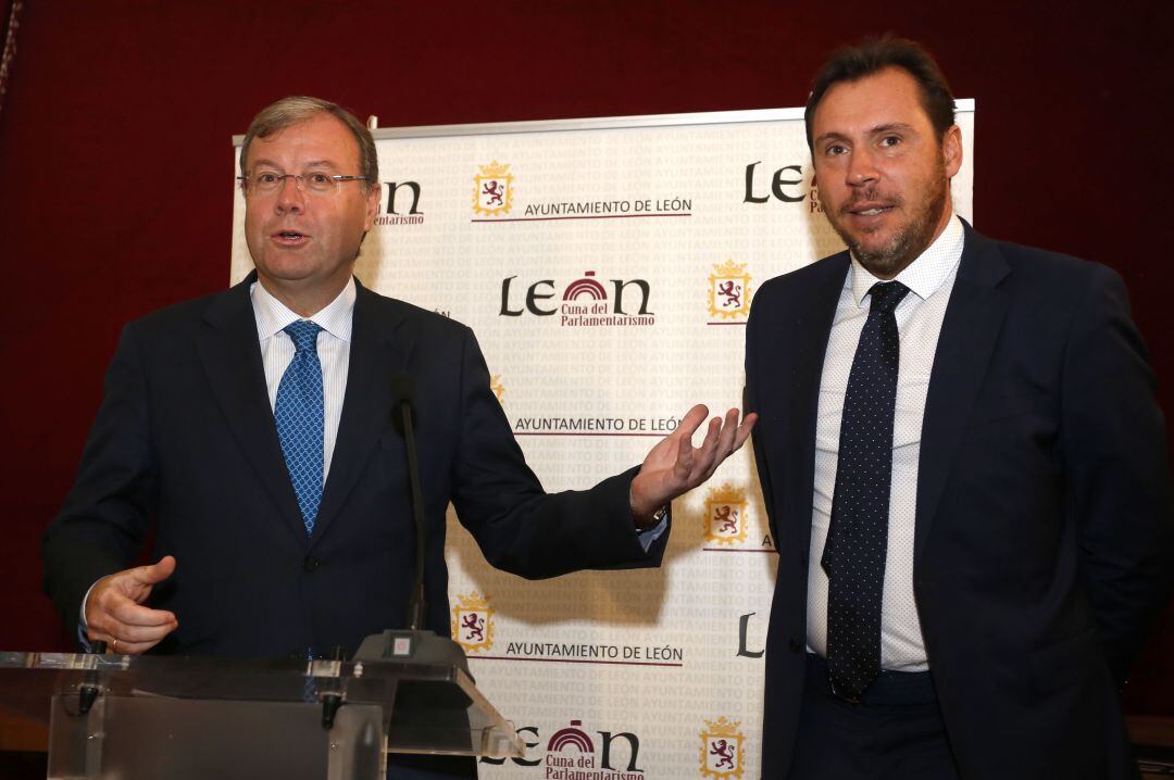 El alcalde de Valladolid, Óscar Puente, visita la capital leonesa acompañado por el alcalde de León, Antonio Silván (1-10-2015)