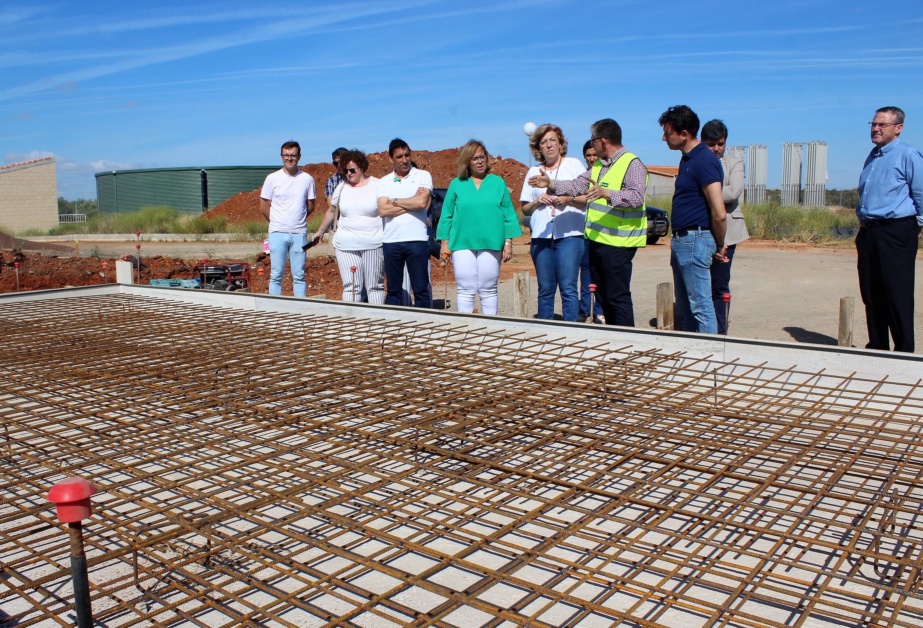 La delegada de la Junta ha visitado las obras de emergencia que se están realizando para mejorar el abastecimiento al Campo de Calatrava