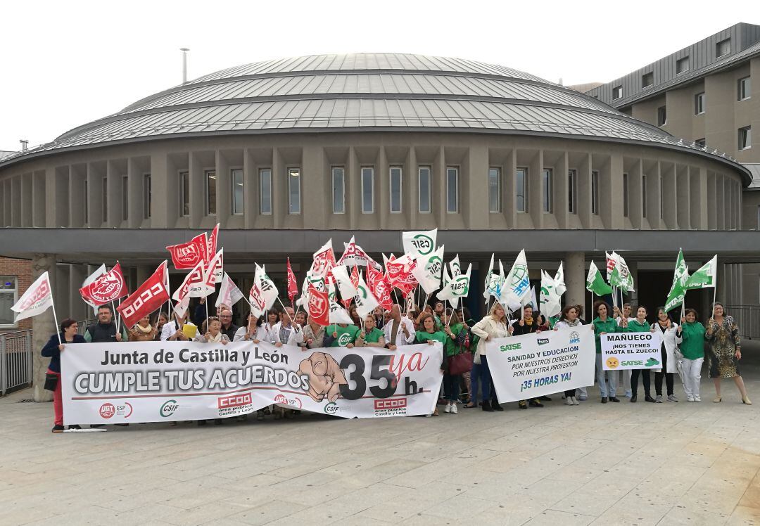 Los representantes de los sindicatos firmantes del acuerdo con la Junta se han concentrado a las puertas del Hospital General