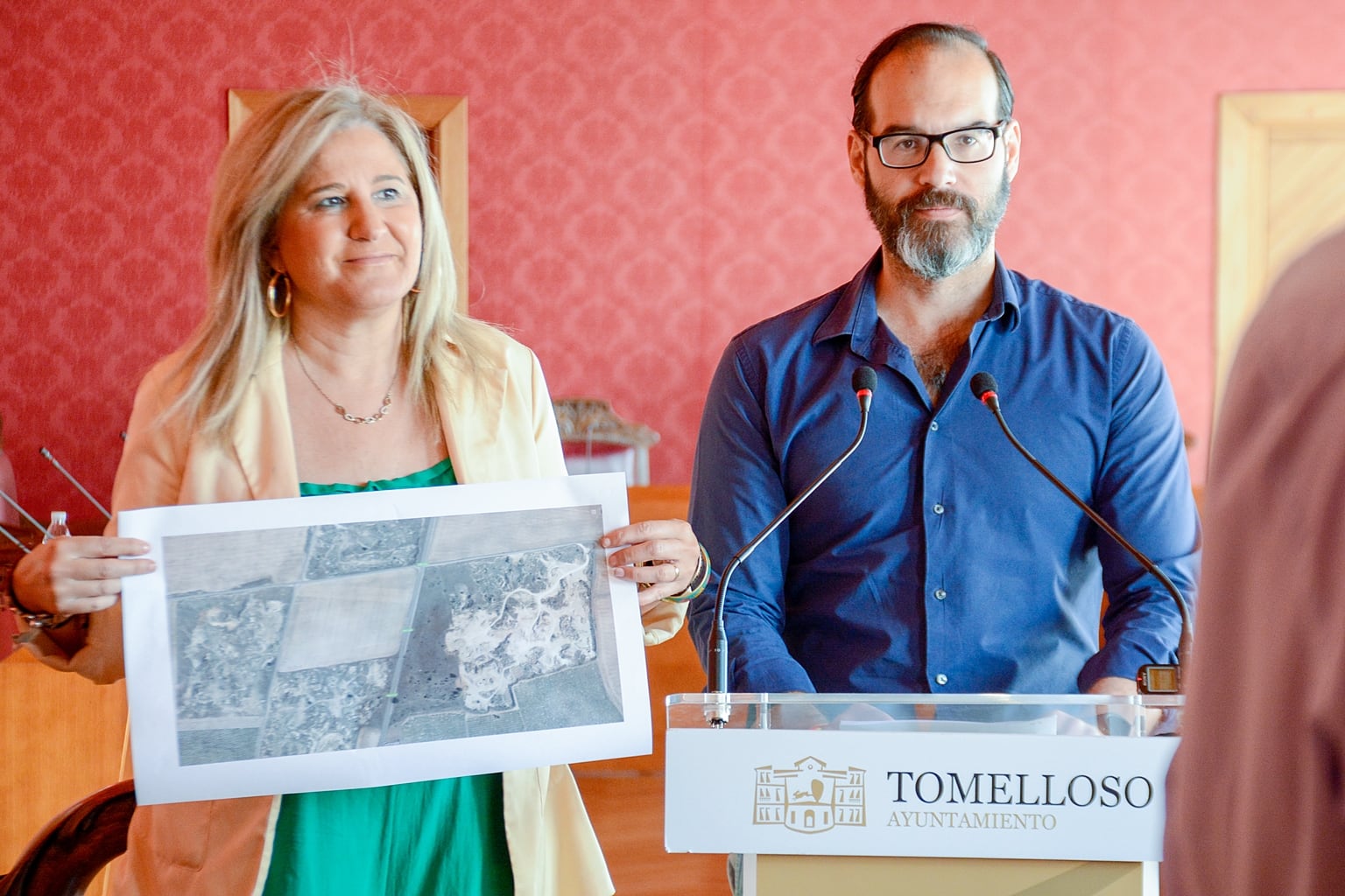 Benjamín de Sebastián y Eloísa Perales, concejales del equipo de gobierno del Ayuntamiento de Tomelloso, en rueda de prensa por la respuesta recibida a las alegaciones presentadas a Red Eléctrica