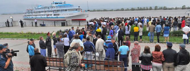 Familiares esperan en el puerto de río Kazan tras la llegada del barco de vapor &#039;Arabella&#039; que transporta supervivientes tras el naufragio este domingo del barco de pasajeros &#039;Bulgaria&#039;, que se fue a pique en el río Volga a tres kilómetros de la orilla