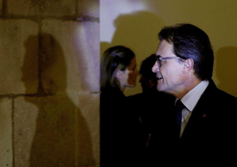 GRA199. BARCELONA, 24/10/2014.- El presidente de la Generalitat, Artur Mas, a su llegada al Parlament de Cataluña para asistir a la cuarta reunión del Pacto Nacional por el Derecho a Decidir, en la que están presentes todos los partidos proconsulta, entidades como la Asamblea Nacional Catalana (ANC), Òmnium Cultural, la mayoría de sindicatos, la Cámara de Comercio de Barcelona, ayuntamientos y otras entidades locales, y que tiene como fin analizar el cambio de formato de la consulta del 9N y el papel que tienen que desempeñar este día los funcionarios y demás trabajadores públicos. EFE/Alberto Estévez