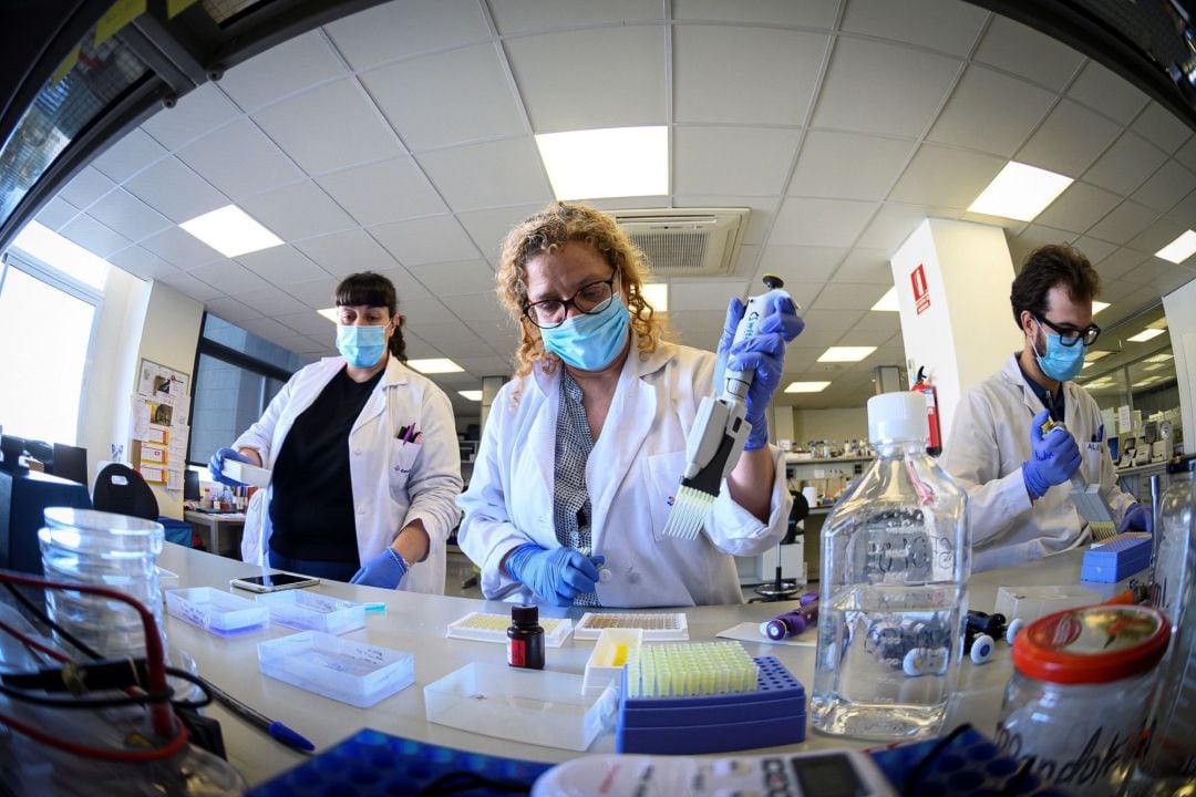 aboratorio de la empresa de biotecnología Eurofins Ingenasa en Madrid, este martes, donde desarrollan y producen test para la detección del Covid 19. 