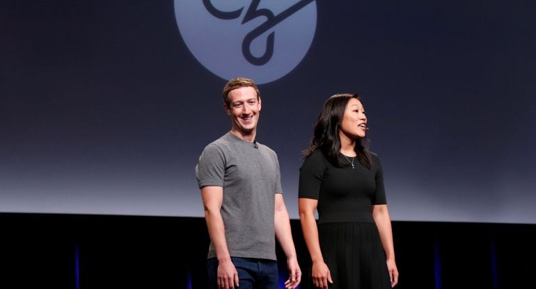 Priscilla Chan y Mark Zuckerberg anunciando su inversión.