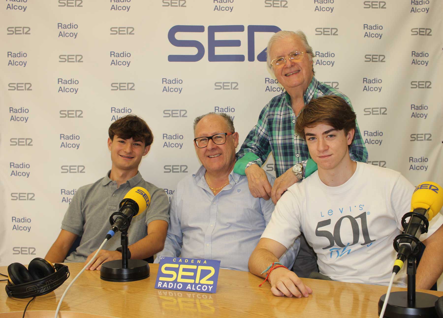 Marc Cardona, Paco Nicolau, Pau López y Paco Aznar, en el estudio central de Radio Alcoy