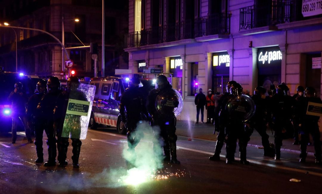 Mossos d&#039;Esquadra desplegados en el centro de la ciudad de Barcelona durante una de las protestas por la detención del rapero Pablo Hasel en 2021.