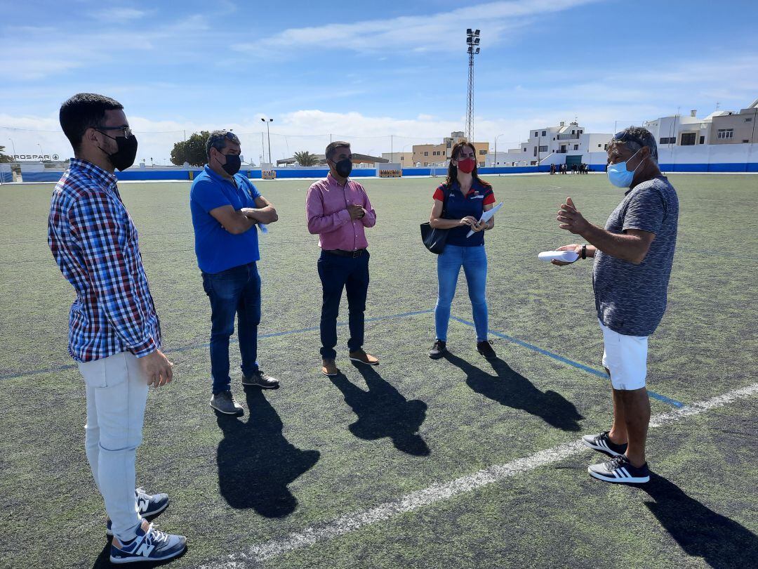 Una de las reuniones del concejal de Deportes de Arrecife, Roy González, con uno de los clubes del municipio.