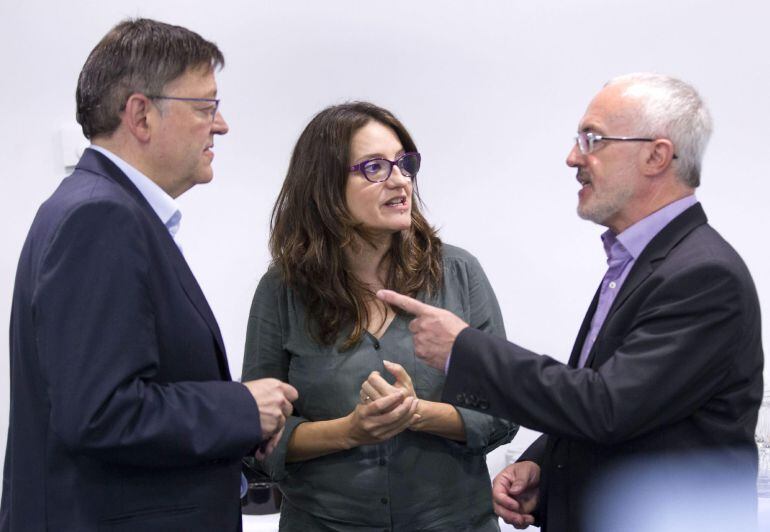 GRA042 VALENCIA, 01/06/2015.- Los candidatos a la Presidencia de la Generalitat del PSPV, Ximo Puig (i); Compromís, Mónica Oltra; y Podemos, Antonio Montiel; conversan antes de la primera reunión a tres bandas, convocada por este último partido, para ver