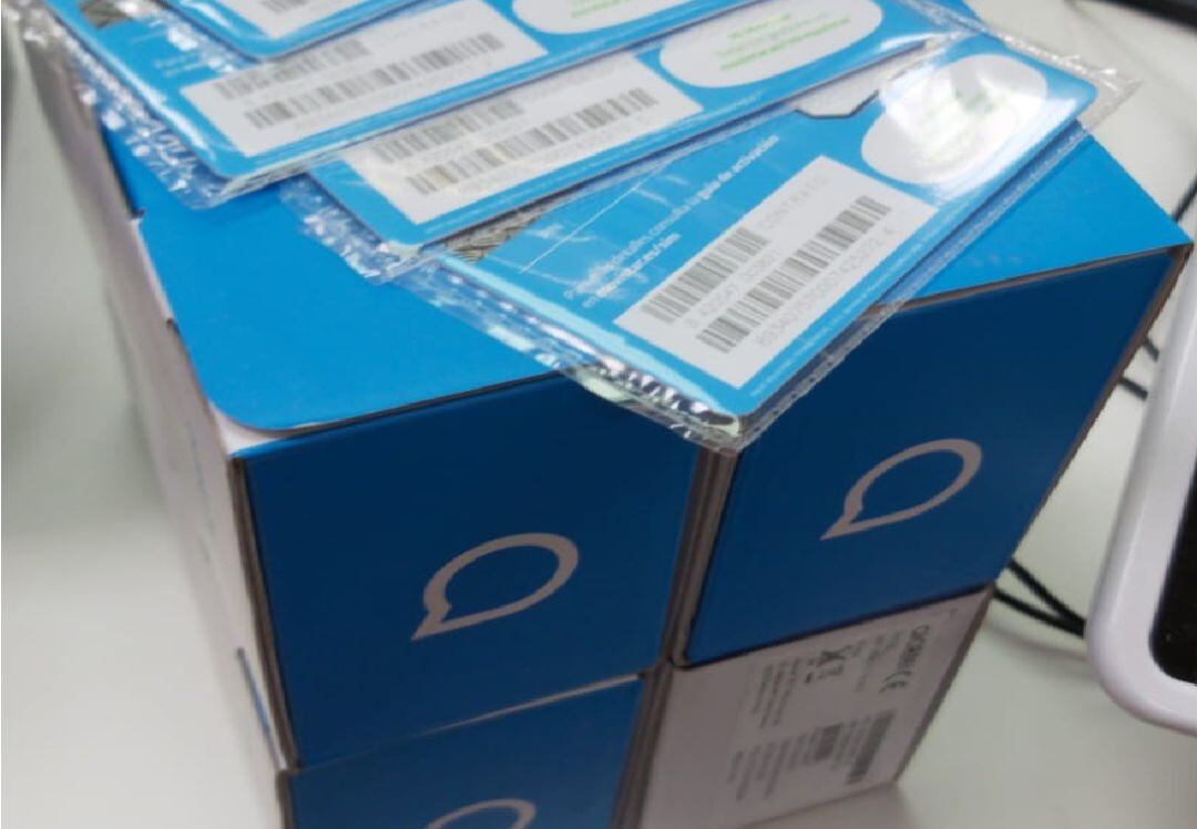 Los cuatro terminales móviles y cuatro líneas telefónicas que se han donado al Hospital de Valdepeñas (Ciudad Real)