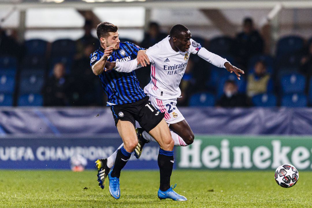 Lance entre Freuler y Mendy en el Atalanta - Real Madrid