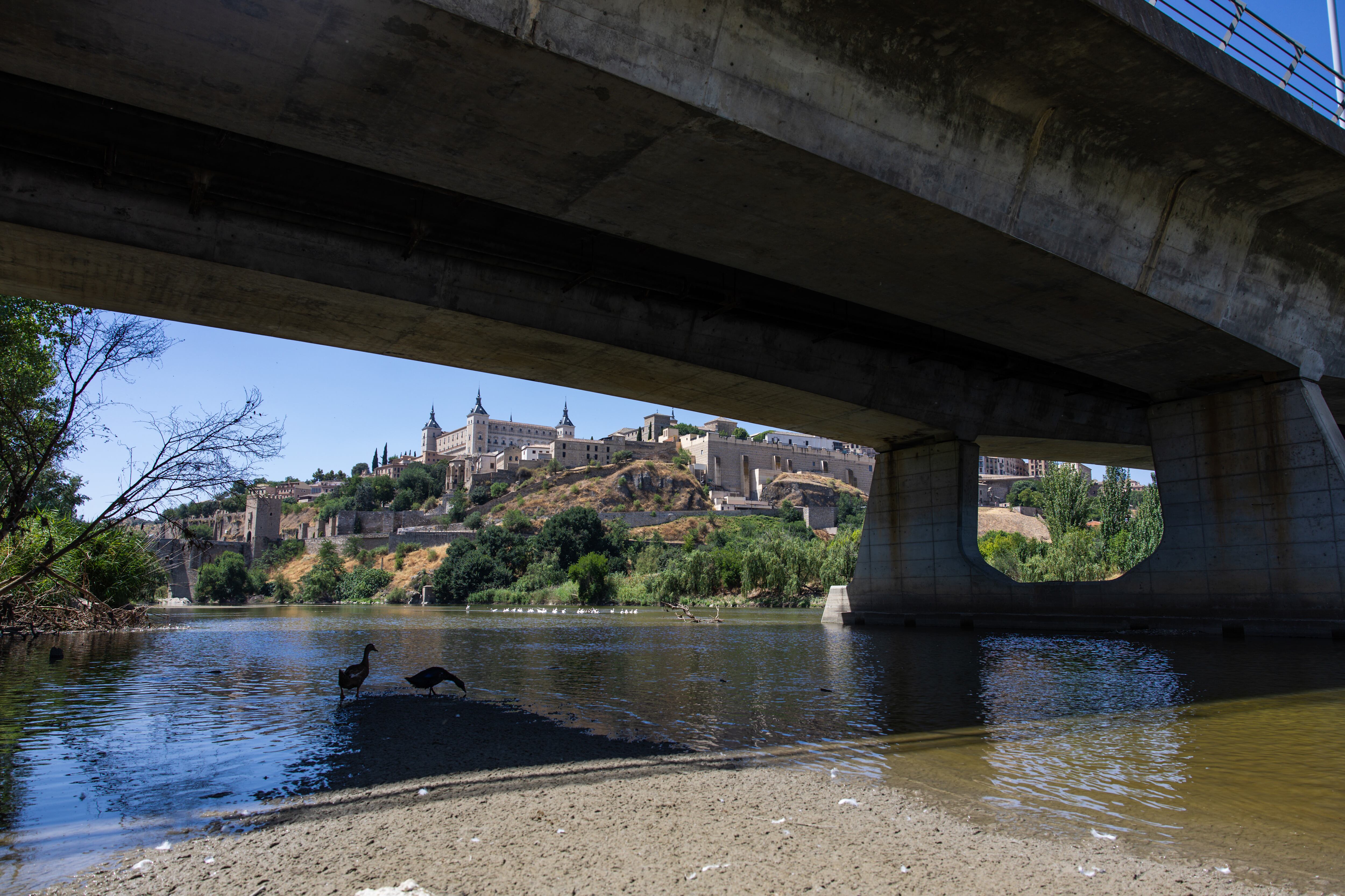 Vista del estado del río Tajo a su paso por Toledo hace varias semanas tras una bajada repentina en su caudal