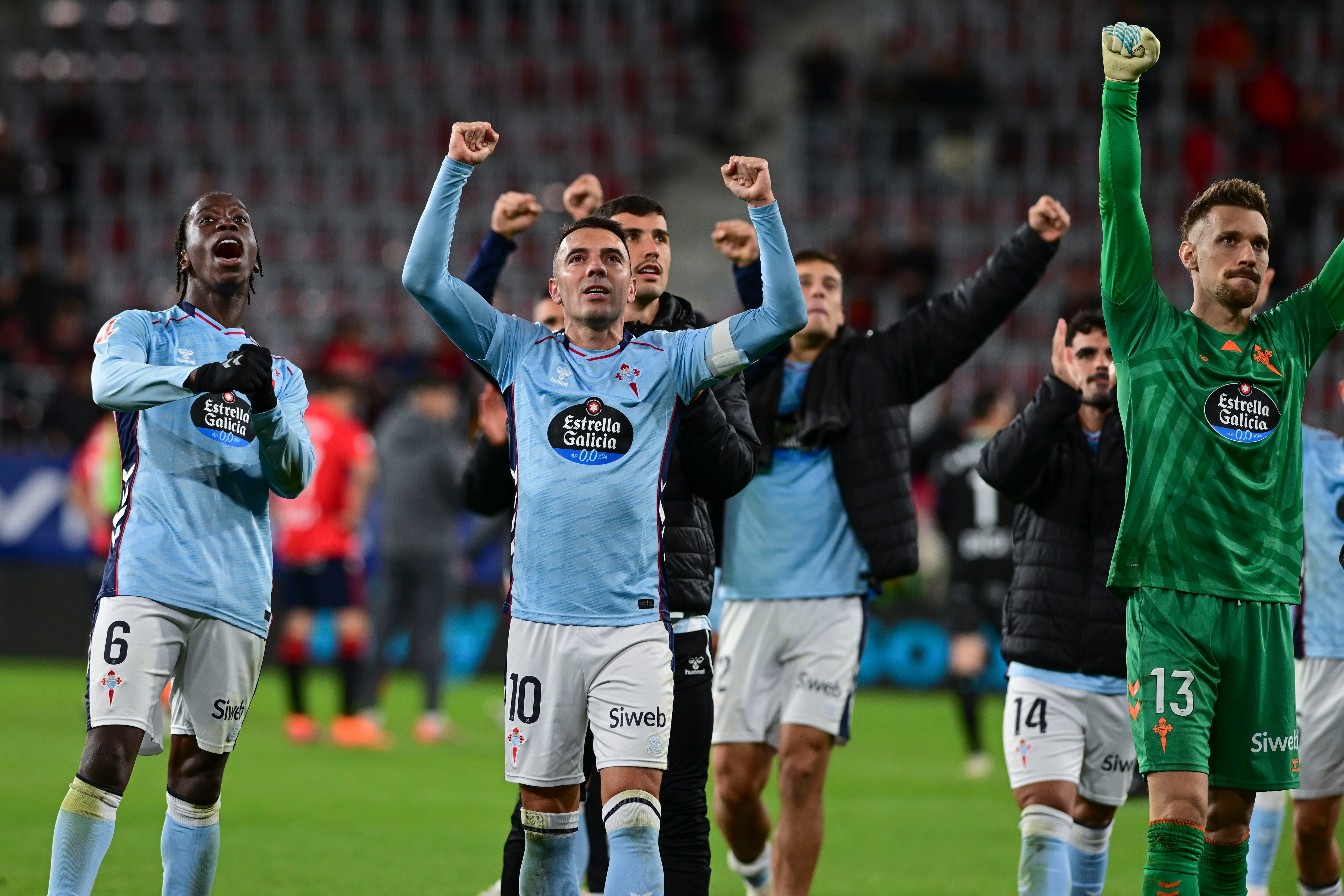 PAMPLONA, 26/10/2025.- Los jugadores del Celta celebran la victoria, al término del partido de LaLiga de fútbol que CA Osasuna y Celta de Vigo han disputado este domingo en el estadio de El Sadar, en Pamplona. EFE/Iñaki Porto
