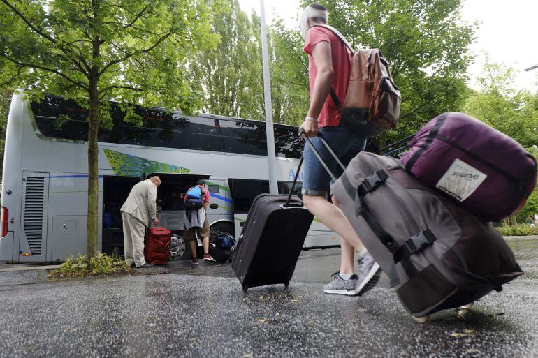 GRA004. LILLE, 27/07/2015.- Los pasajeros ilesos del autobús siniestrado ayer en un túnel de la periferia de Lille, en el norte de Francia, han decidido hoy regresar a España en avión desde París y no en tren, como inicialmente habían previsto, según fuentes diplomáticas. El motivo del cambio ha sido que al llegar a Hendaya &quot;habría que haberlos repartido en dos trenes, y era más complicado dividir el grupo&quot;. Por ello los jóvenes han acordado ir desde La Madeleine en autobús hasta el aeropuerto de Orly, en París, y desde allí volar a Bilbao. EFE/Teresa Sánchez