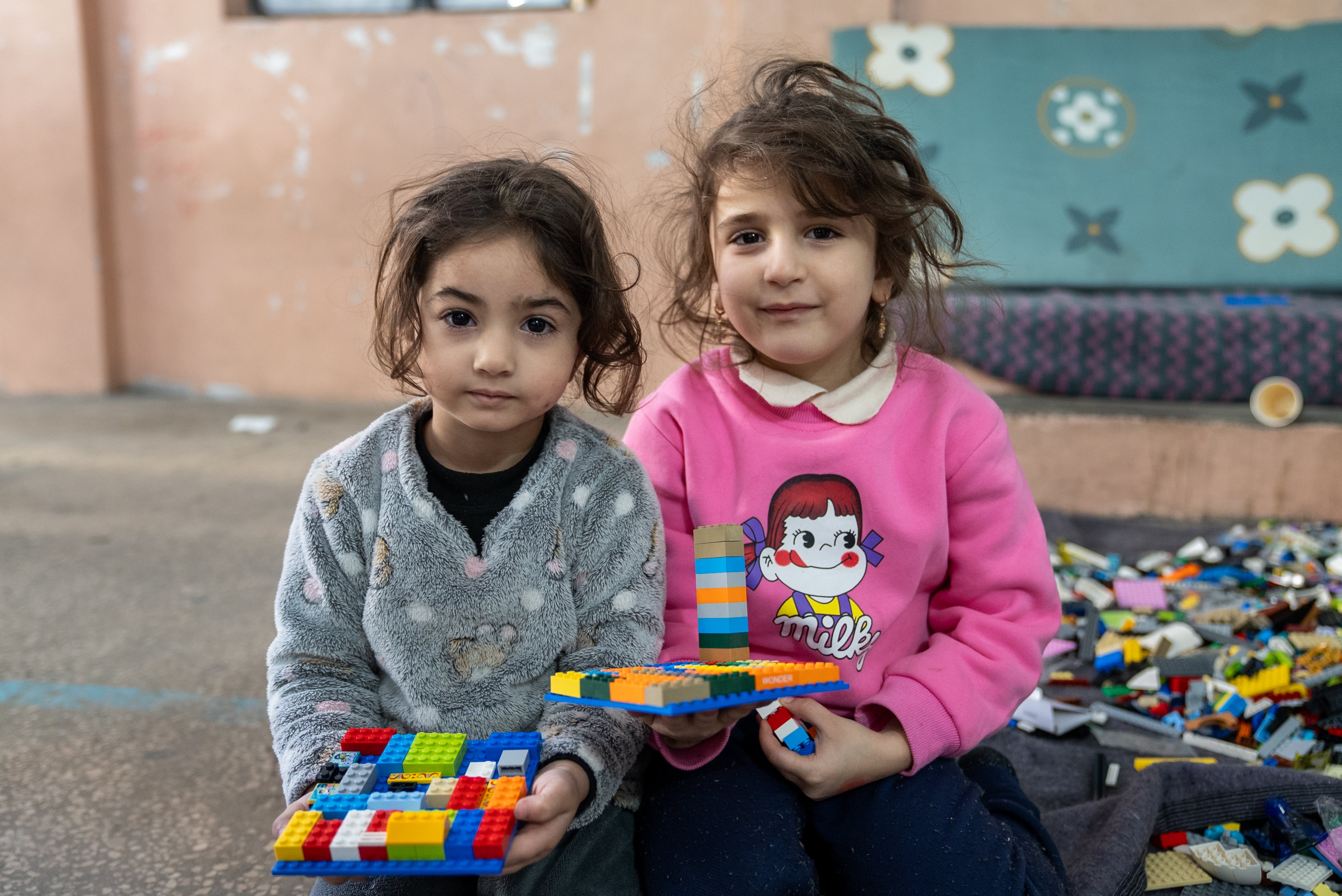 Narjes y Malika, dos niñas en una escuela de Beirut donde permanecen como desplazadas internas