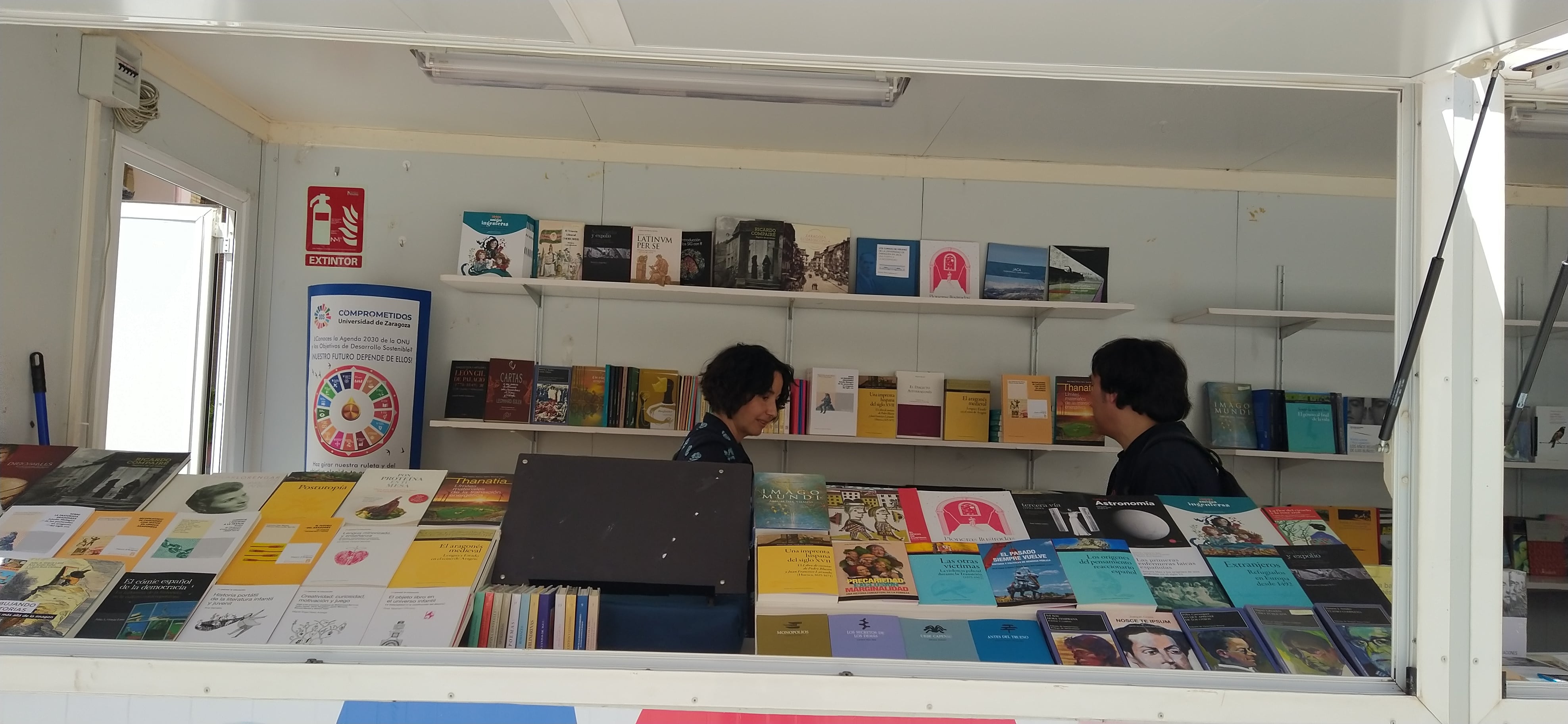 Puesto del Campus de Huesca en la Feria del Libro