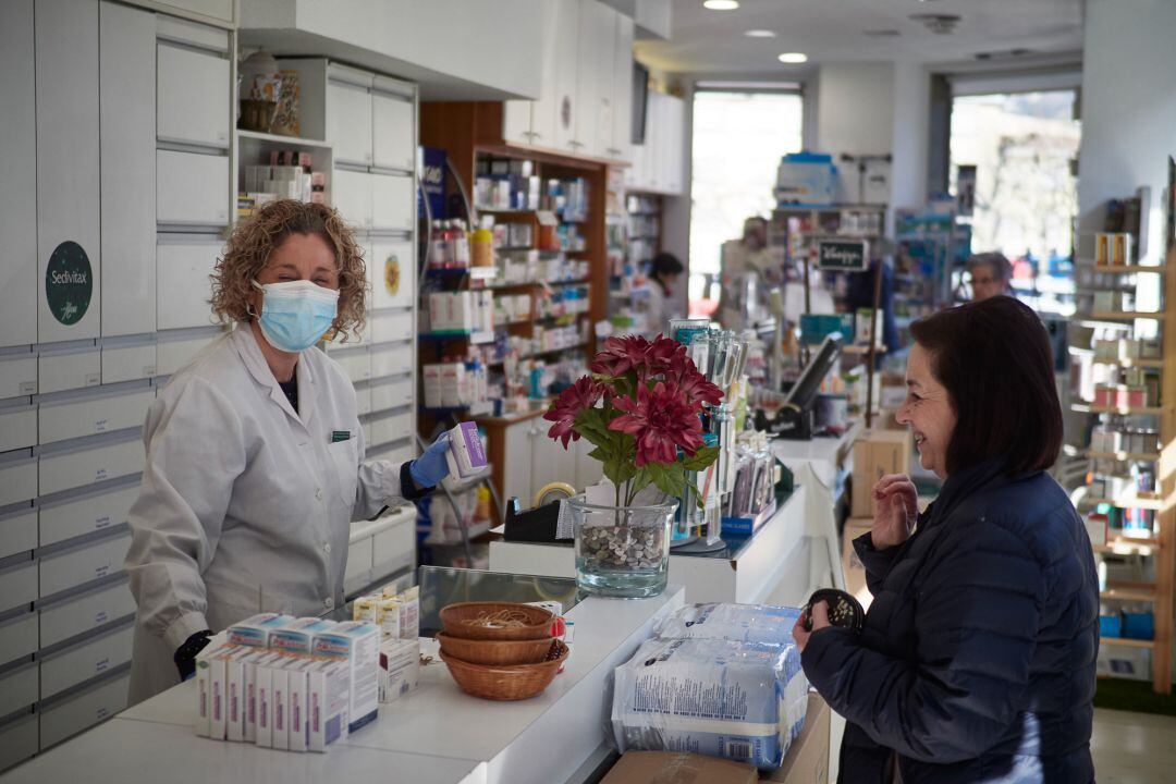 Las farmacias son algunos de los comercios con autorización para ofrecer su servicio 
 
 