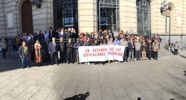 Concentración a la puerta de la Diputación Provincial de Zaragoza